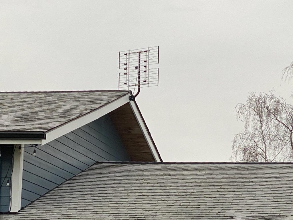 Antenna mounted on hanger